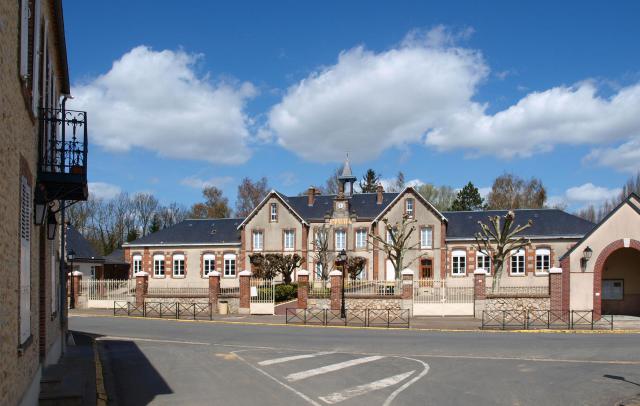 Aunay-sous-Auneau (Eure-et-Loir , France) , mairie-école.