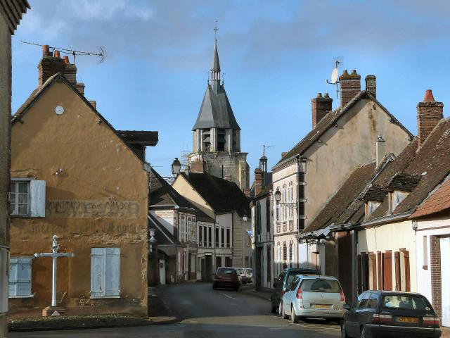 Rue d'Illiers-Combray avec, à l'arrière plan, l'église Saint-Jacques.