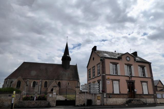 mairie, monument aux morts et église Saint-Étienne, Bailleau-l'Évêque, Eure-et-Loir, France.