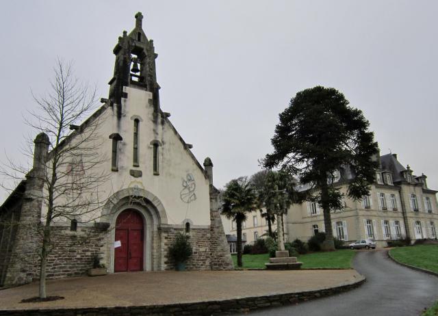 Guiclan : chapelle et centre Saint-Jacques.