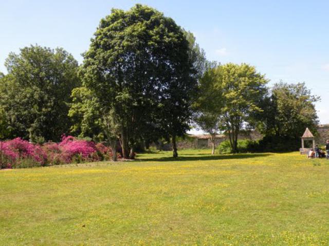 GUILERS, dans les jardins du Manoir de Kéroual.
