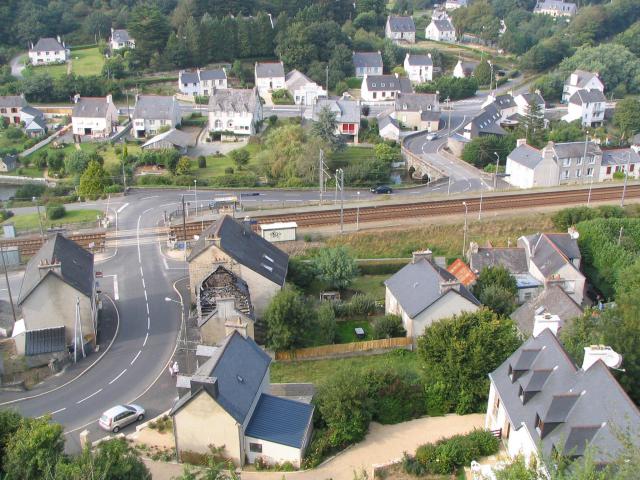 Vue sur la commune de la Roche-Maurice depuis le château