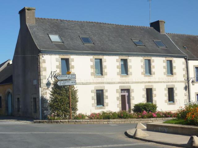Guerlesquin : maison ancienne de caractère , l'ancien Hôtel des Voyageurs (avec l'inscription encore visible "Hôtel des Voyageurs tenu par…