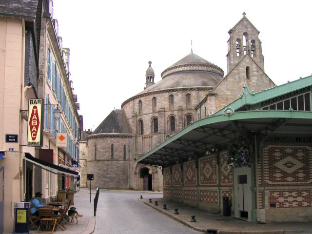 Église Sainte-Croix (XIe siècle) et marché couvert à Quimperlé (Finistère, France)