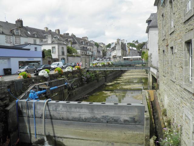 L'aménagement du cours de l'Isole après les inondations de l'an 2000 : installation du clapet mobile et le réaménagement des passerelles à…