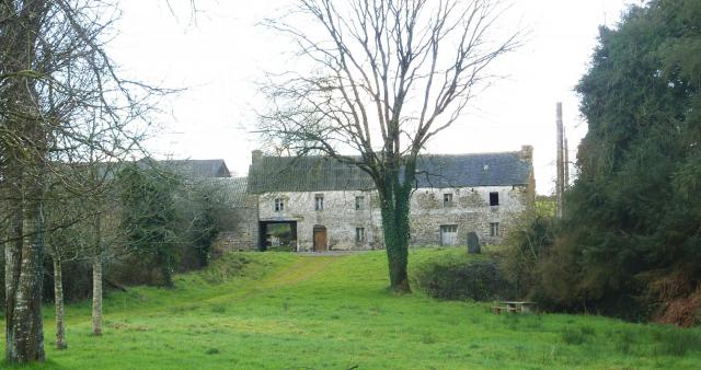 Sizun : Loc-Ildut : l'ancien relais de poste vu du placître de la chapelle