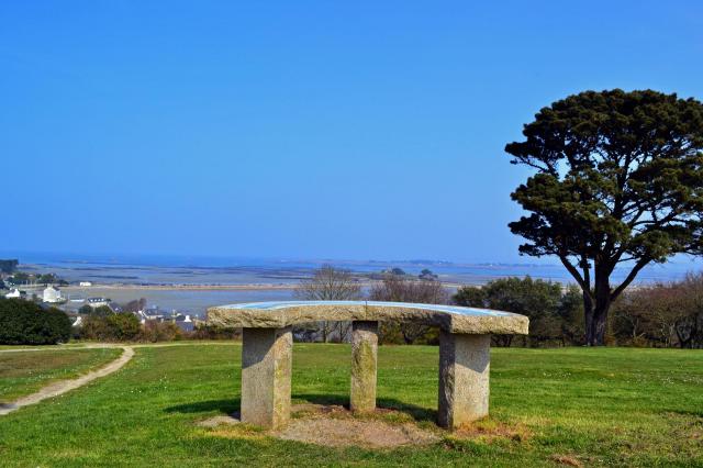 Vue panoramique sur la Baie de Morlaix depuis le parc du Champ de la Rive à Saint-Pol-de-Léon.