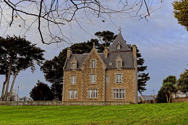 Manoir de Kéraudren dans le parc du Champ de la Rive à Saint-Pol-de-Léon (Finistère, Bretagne).