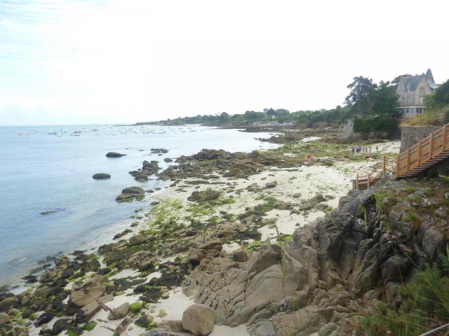 Fouesnant : la Pointe de Beg Meil vue de Kervastar ; les plages sont en partie recouvertes d'algues vertes