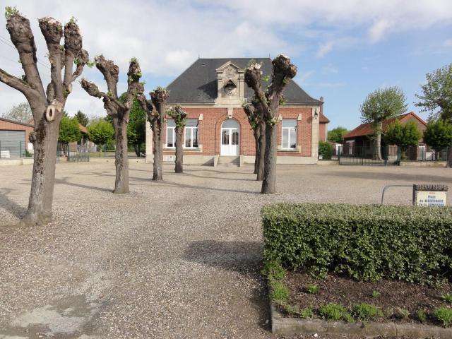 Travecy (Aisne) ancienne école, place du Bicentenaire de la Révolution