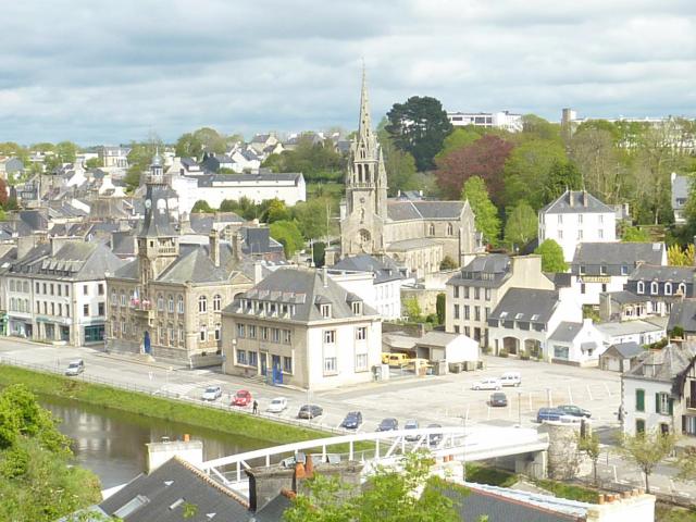 Châteaulin : l'église paroissiale Saint-Idunet, la mairie, la poste et l'Aulne vus depuis la butte de la chapelle Notre-Dame. A…