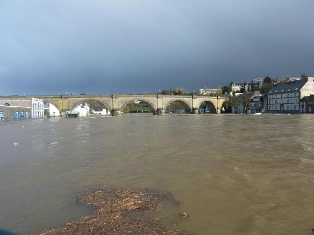 Les inondations de Châteaulin le 7 février 2014 (l'Aulne en crue déborde largement)
