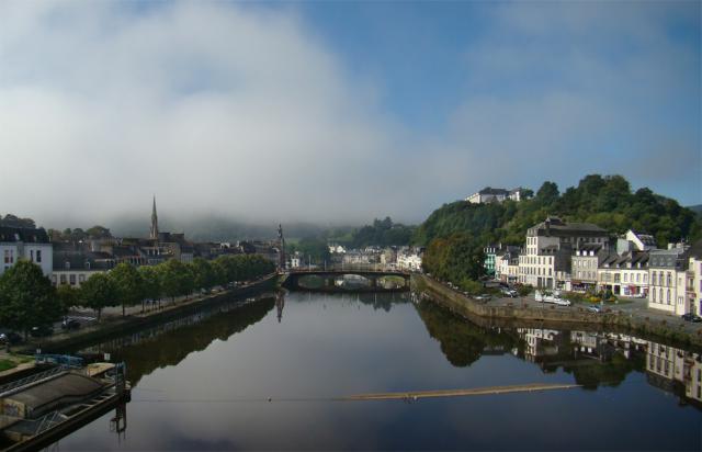 Châteaulin, Finistère, Bretagne, France. Brume matinale sur l'Aulne.