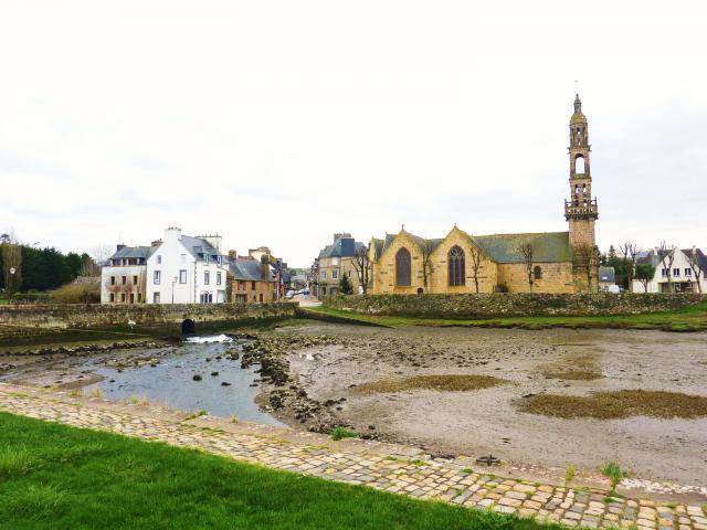 Le Faou et l'estuaire de la Rivière du Faou à marée basse