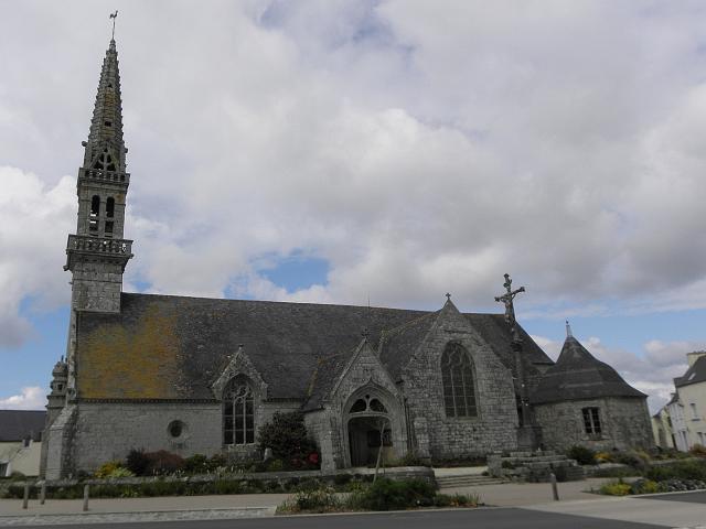 Vue méridionale de l'église Saint-Cadoan de Poullan-sur-Mer (29).