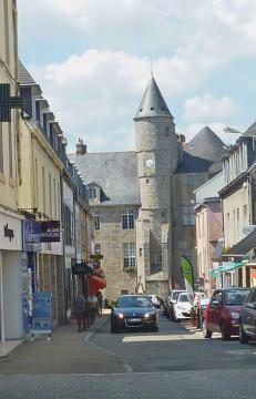 Pont-l'Abbé : le château vu de la rue De Gaulle (le château abrite la mairie et le Musée bigouden)