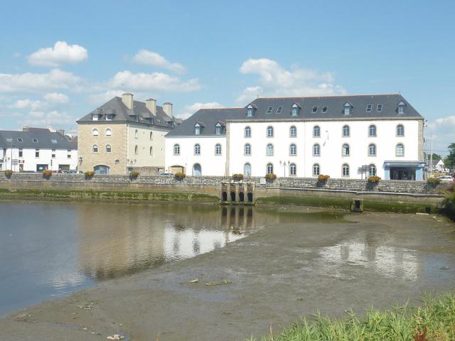 Les moulins de Pont-l'Abbé vus côté étang à marée basse