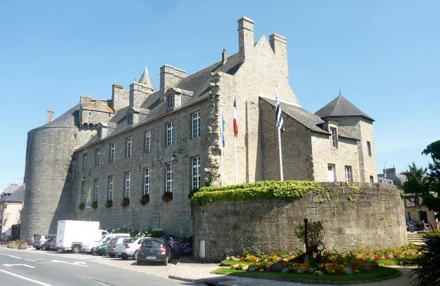 Pont-l'Abbé : le château vu de la rue Jean Jaurès
