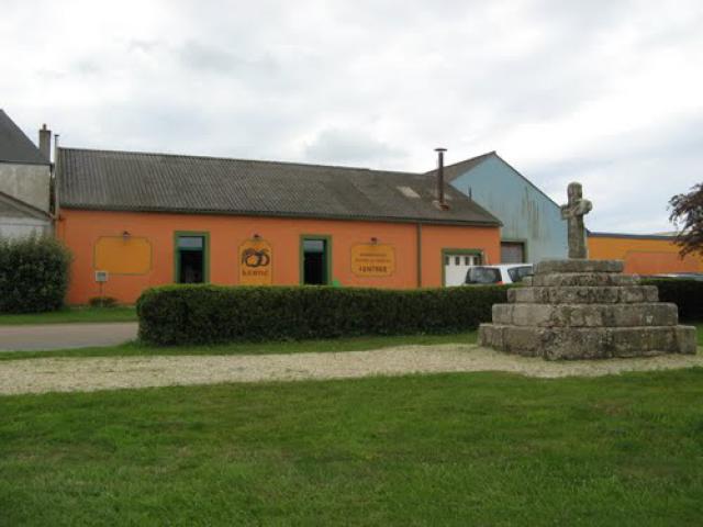 Calvaire en granit près de la cidrerie Kerné à Pouldrezic 29.