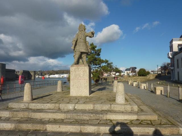 Concarneau : la statue d'Abraham Duquesne au Passage-Lanriec (par Yves Hernot fils).