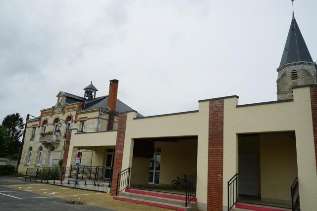 la mairie et l'église de la Selve.