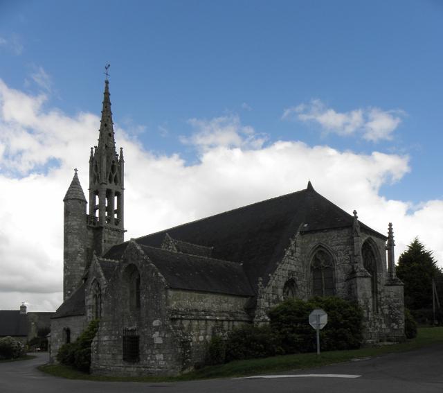 Clocher, flanc sud et chevet de la chapelle de la Trinité de Melgven (29).