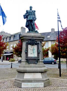 Lesneven : la statue du général Le Flô (1804-1887)
