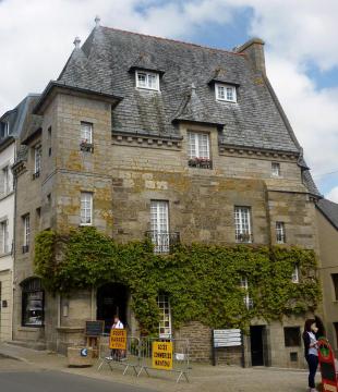 Lesneven : maison du XVIIe siècle, avec sa tour d'angle. Elle est datée de 1625, mais a été rehaussée en 1952.