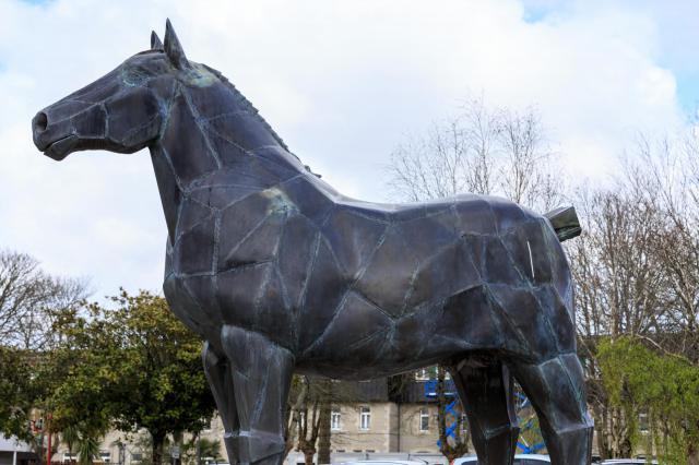 Le Paotr Mad, sculpture d'un cheval breton inaugurée le 28 décembre 1983, devant la mairie de Landivisiau.