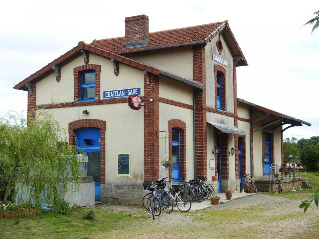 Plougonven-Plourin-les-Morlaix: l'ancienne gare de Coatelan, désormais café de la gare (fermé en 2014)