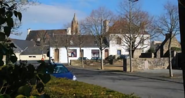 Vue sur le bourg et l'ancienne mairie