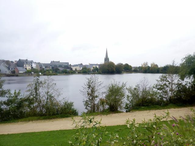 L'étang de Rosporden ; en arrière-plan la rive et l'église paroissiale Notre-Dame