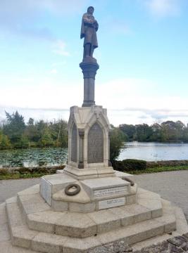 Le monument aux morts de Rosporden, conçu par l'architecte Charles Chaussepied et construit en kersantite ; la sculpture est due à Armel…