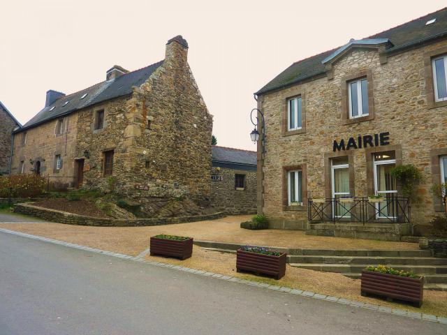 L'Hôpital-Camfrout : la mairie et une maison ancienne