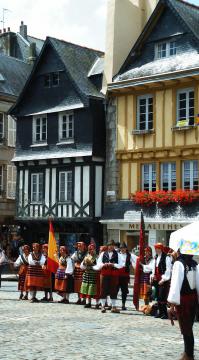 Rue ancienne du centre-ville lors du "Festival de Cornouaille" 2005