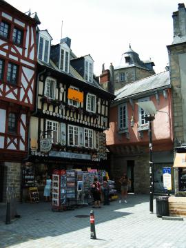 Quimper: maisons anciennes sur le parvis de la cathédrale Saint-Corentin