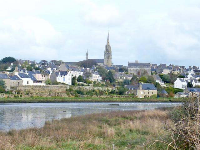 Pont-Croix vu du sentier piétonnier de la rive gauche de la ria du Goyen entre Trohonan et Keridreuff en Plouhinec (Finistère)