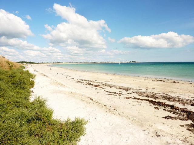 Penmarc'h : la plage du Stêr vue en direction de l'est ; à l'arrière-plan, la pointe de Men Meur en Le Guilvinec