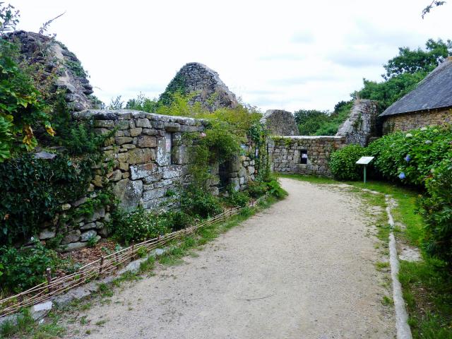 Douarnenez : l'ancien village des Plomarc'h, maisons en ruines