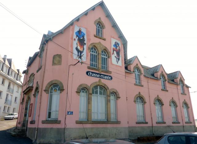 Douarnenez : l'Abri du marin construit par Jacques de Thézac, désormais siège de l'Association "Chasse-Marée" (façade donnant sur le…