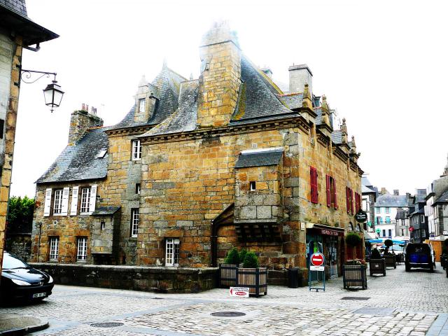 Landerneau : maison ancienne sur le pont habité (pont Rohan)