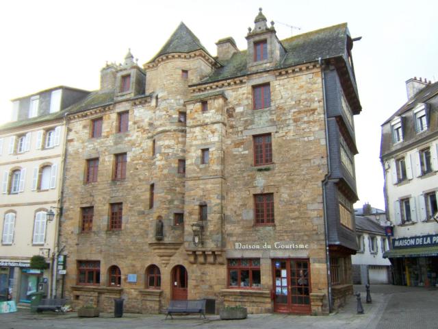 La "maison de la sénéchaussée" en pierre de Logonna, édifiée en 1664 à Landerneau.