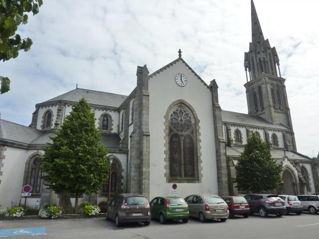 L'église paroissiale Saint-Melaine (construite en 1876-1878 sur les plans de l'architecte Joseph Bigot).