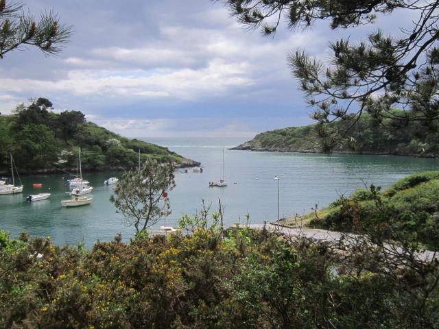 Moëlan-sur-Mer : l'entrée de la rivière (ria) de Merrien vue de la rive ouest.