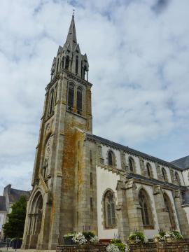 L'église paroissiale Saint-Melaine : flanc sud et façade.