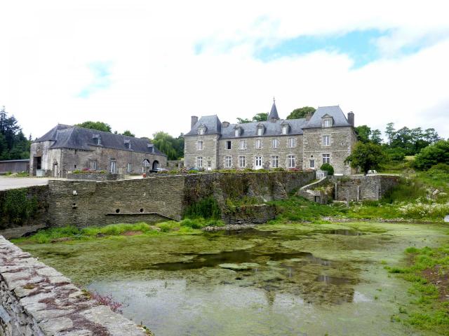 Cléden-Poher : le château de Pratulo (date de 1420, mais fortement restauré dans la seconde moitié du XXe siècle)