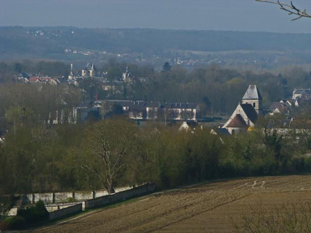 Berny-Rivière, l'église, au loin, le donjon de Vic sur Aisne