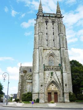 Carhaix-Plouguer : la façade de l'église Saint-Trémeur, clocher-porche (vers 1530, style gothique flamboyant)