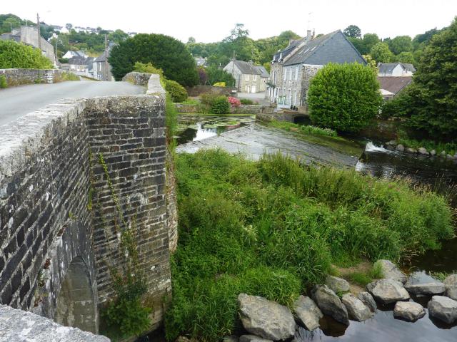 Carhaix-Plouguer : le pont du XVIIIe sur l'Hyères et le Petit Carhaix