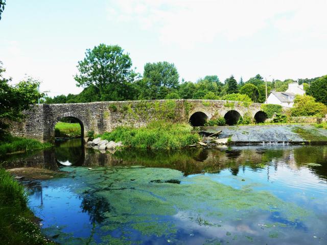 Carhaix-Plouguer : Le Petit Carhaix : le pont du XVIIIe sur l'Hyères (vue du côté aval)